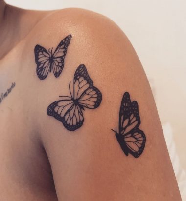 Три бабочки, тату на плече у девушки