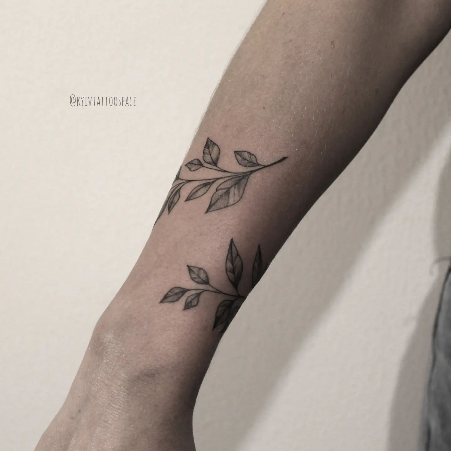 Фотография на тему Татуировка хной на руке женщины | PressFoto