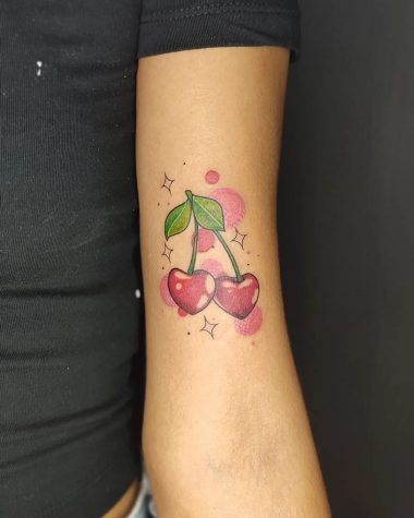 Акварельные вишни, женская тату на руке