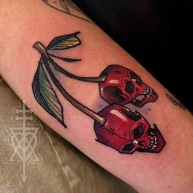 Красные вишни-черепа, мужская тату на руке