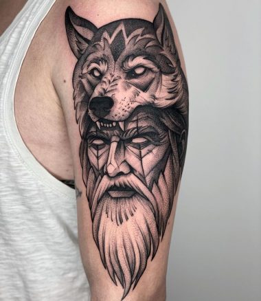Волк на голове бородача, графика, мужская тату на плече
