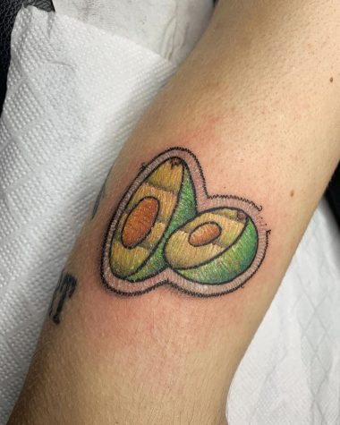 Женская тату авокадо на руке