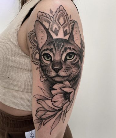 Кот, мандала и цветы, тату графика на плече у девушки