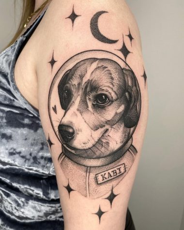 Собака космонавт, тату графика на плече у девушки