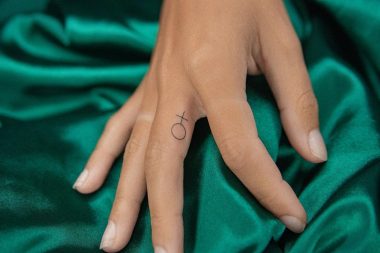 Женский символ, тату на пальце