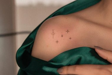 Звезды на плече у девушки
