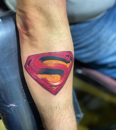 3D логотип Супермена, тату на руке