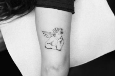 Маленький ангел, женская тату в стиле графика