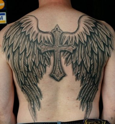 Большие крылья ангела с крестом, тату на спине у парня