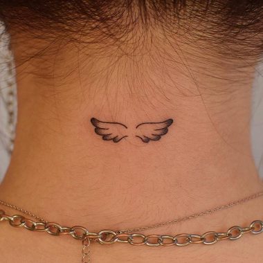 Минималистичные крылья ангела, тату на задней части шеи у девушки