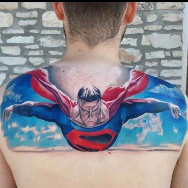 Летящий супермен, большая тату на спине у парня