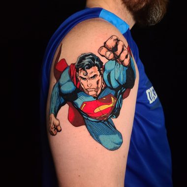 Летящий супермен, мужская тату на плече