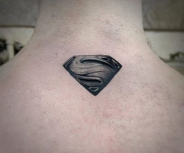 Простой черно-белый логотип Супермена на спине