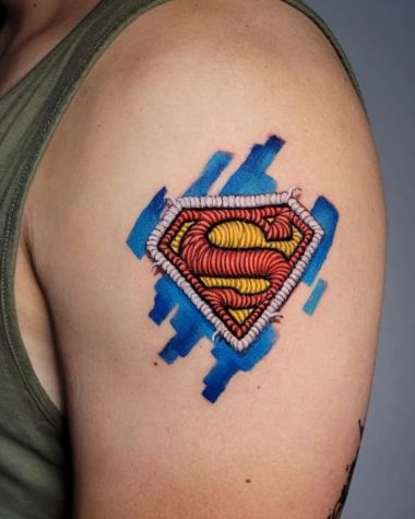 Вышитый знак Супермена, мужская тату на плече