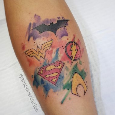 Логотипы супергероев, акварельная тату на предплечье