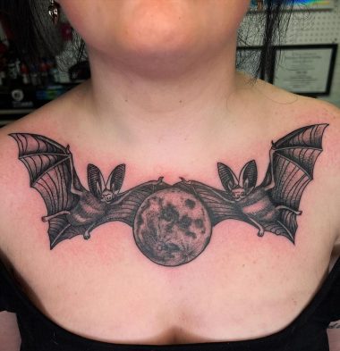 Луна с летучими мышами, женская тату на груди