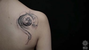 Татуировка луны на лопатке