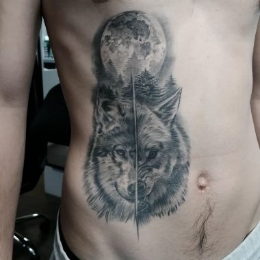 Луна и волк, мужская тату на животе