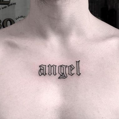 Надпись ангел, тату на груди у парня