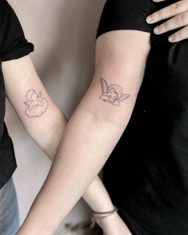 Парная тату двух маленьких ангелов на руках