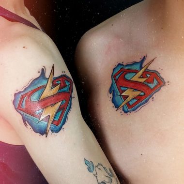 Парная тату с логотипами Супермена