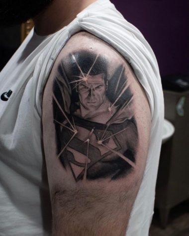 Черно-белый портрет супермена, тату на плече у парня
