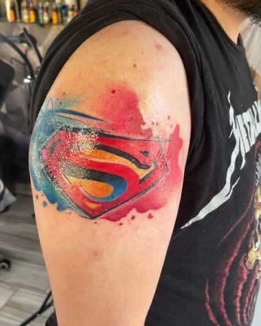 Логотип Супермена, акварель, мужская тату на плече