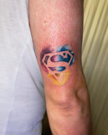 Супермен, акварельная тату на руке