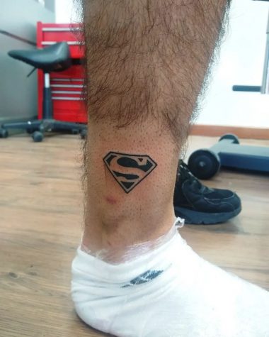 Логотип Супермена, мужская тату на лодыжке