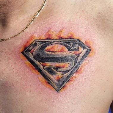 Огненный символ супермена, мужская тату на груди