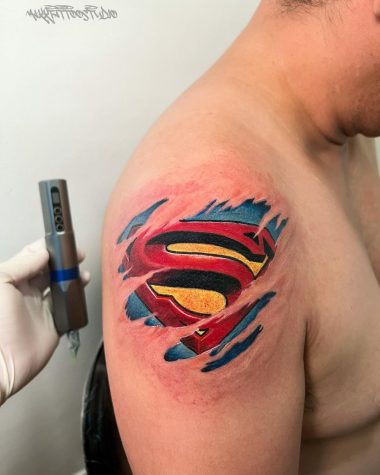 Символ супермена, мужская тату на плече
