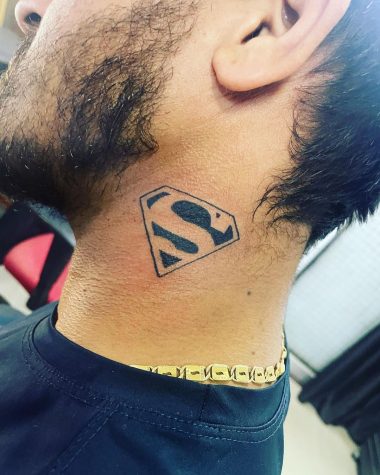 Символ Супермена, мужская тату на шее