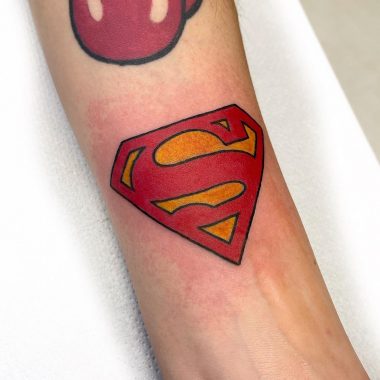 Символ Супермена, татуировка на предплечье