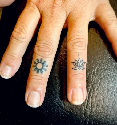 Солнце, лотос, маленькие татуировки на пальцах