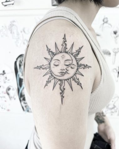 Солнце и луна с лицом, тату на плече