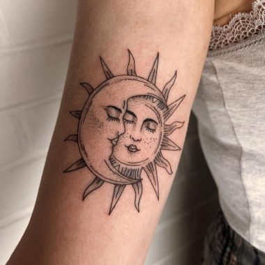 Солнце и луна с лицом, тату на руке