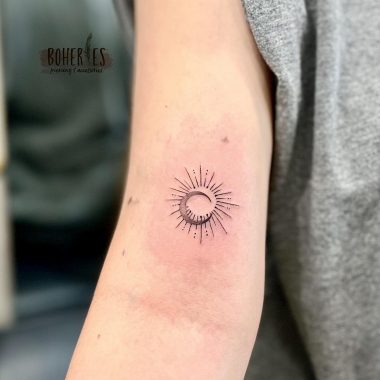 Солнце с луной, минималистичная тату на руке