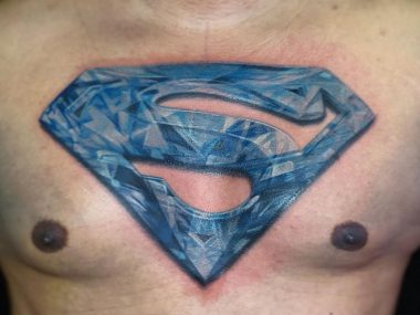 Бриллиантовый логотип супермена, большая тату на груди