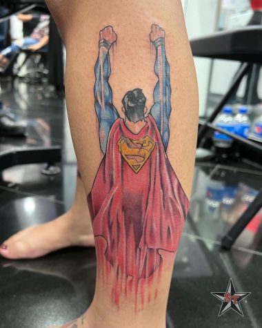 Летящий супермен, тату на голени у девушки