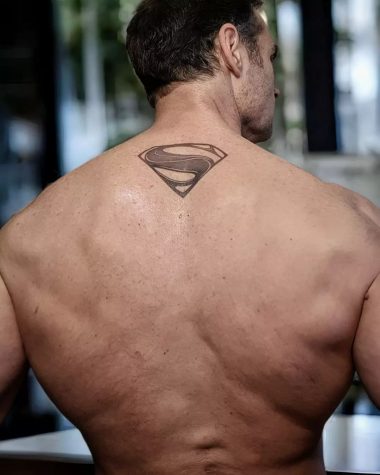 Логотип Супермена, тату на спине у парня