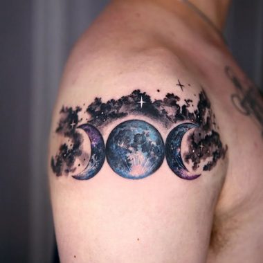 Тройная луна и облака, мужская тату на плече