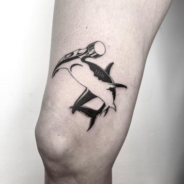 Акула-молот, татуировка на ноге