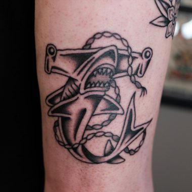 Черно-серая татуировка акула-молота