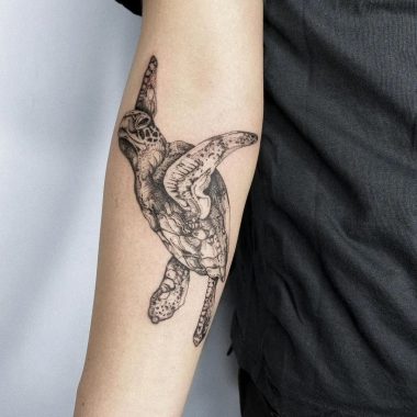Черепаха, черно-серая татуировка на предплечье