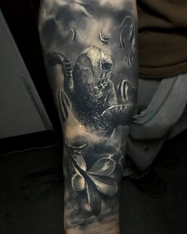 Черепаха, реализм, черно-серая татуировка на руке