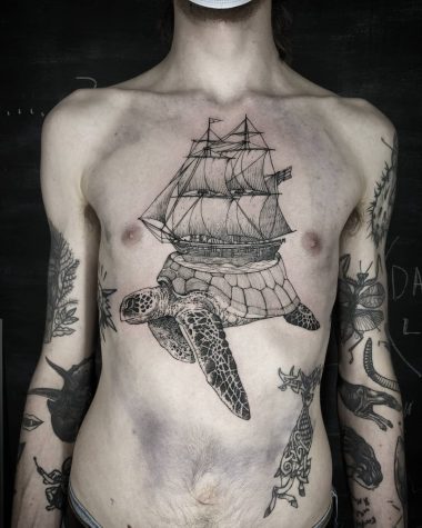 Черепаха с кораблем, мужская тату на груди