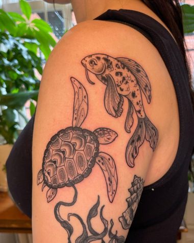 Черепаха и рыба, черно-серая тату на плече