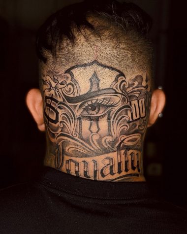 Татуировка в стиле чикано на голове у парня