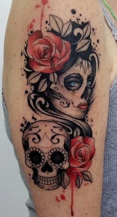 Портрет девушки, череп и розы, тату на плече