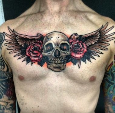 Череп с крыльями и розами, мужская тату на груди